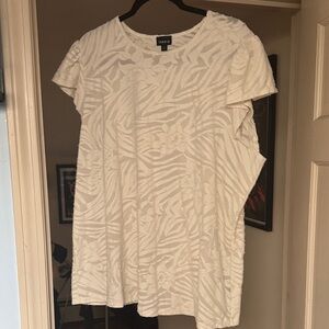 Torrid White Patterned Short Sleeve Top